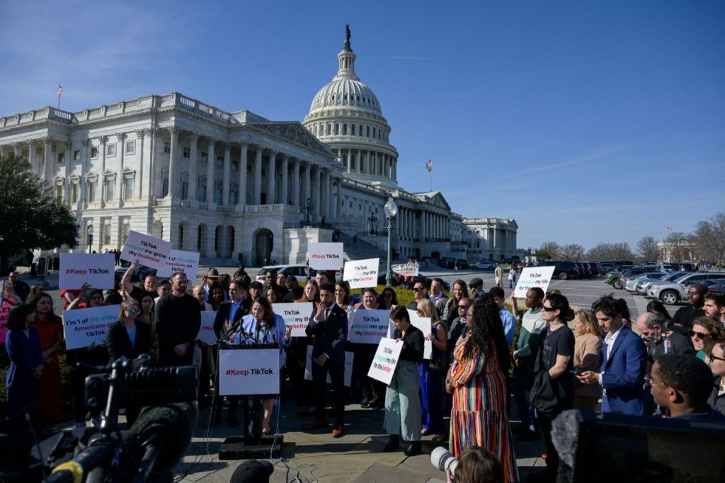 TikTok: «Μπλόκο» του Πεκίνου στην υποχρεωτική πώληση στις ΗΠΑ