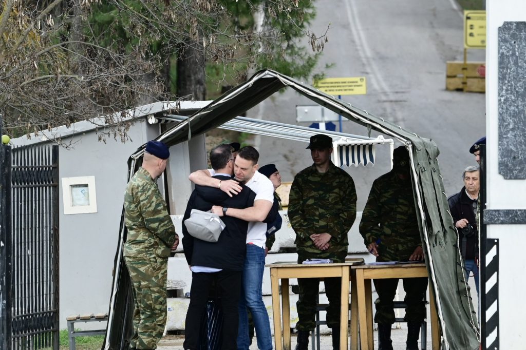Ο Στέφανος Κασσελάκης παρουσιάστηκε στο στρατόπεδο στη Θήβα – Δείτε εικόνες