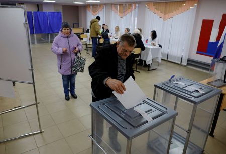 Ρωσία: Ο Πούτιν αναμένεται να εξασφαλίσει νέα θητεία – «Παρωδία εκλογών» λένε οι ΗΠΑ