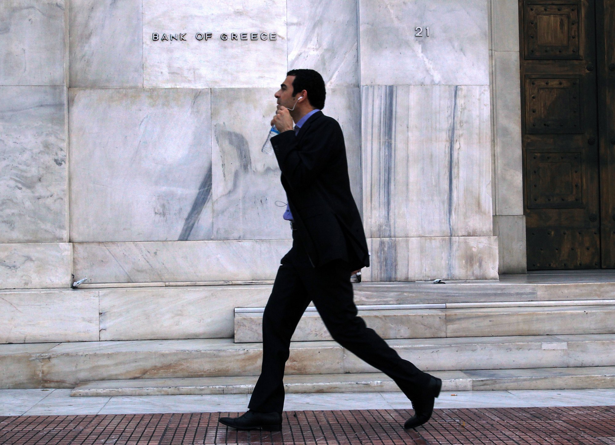 Τράπεζα της Ελλάδος: Μειώθηκαν οι καταθέσεις, αυξήθηκαν τα δάνεια