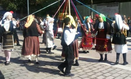 Γαϊτανάκι: Από που ήρθε, τι συμβολίζει – Η αναφορά του Καρκαβίτσα στο έθιμο