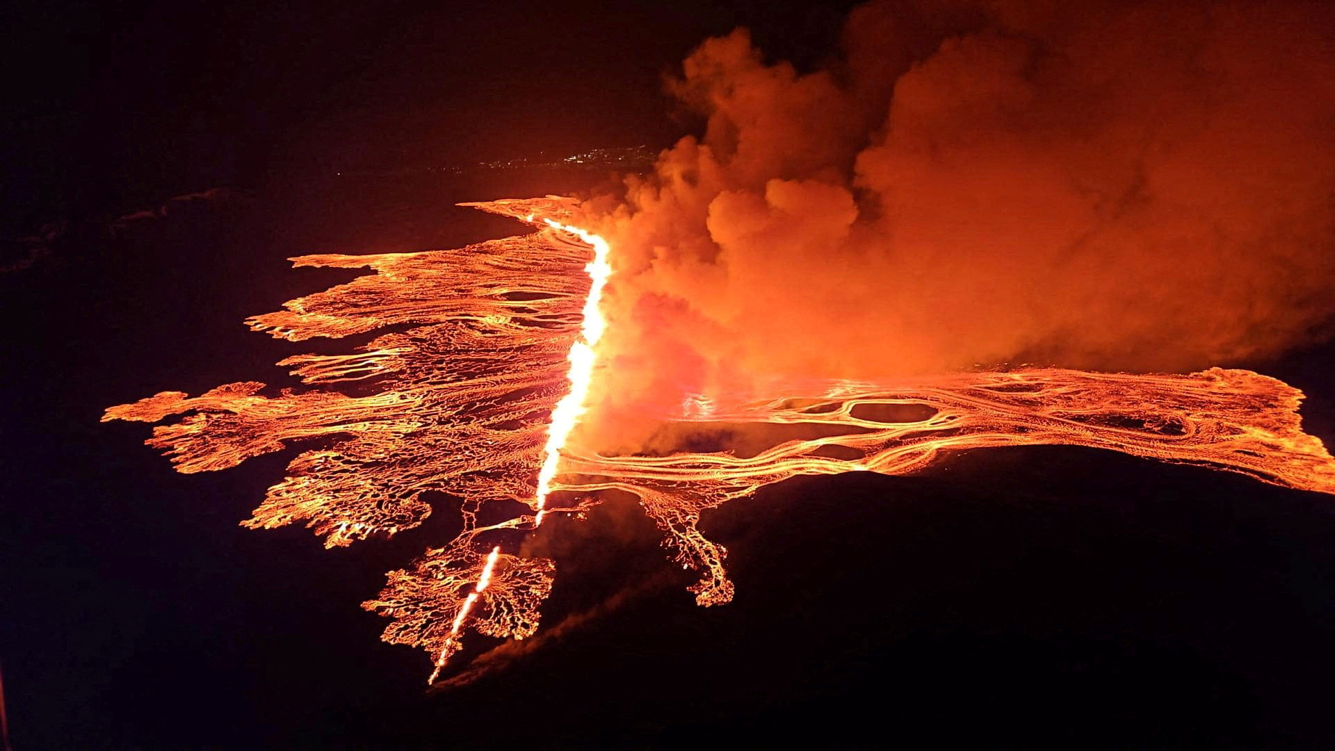 Ισλανδία: Νέα έκρηξη ηφαιστείου – Εικόνες και βίντεο που κόβουν την ανάσα