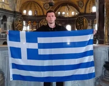 Viral Έλληνας που άνοιξε σημαία στην Αγία Σοφία – Αντιδράσεις στην Τουρκία