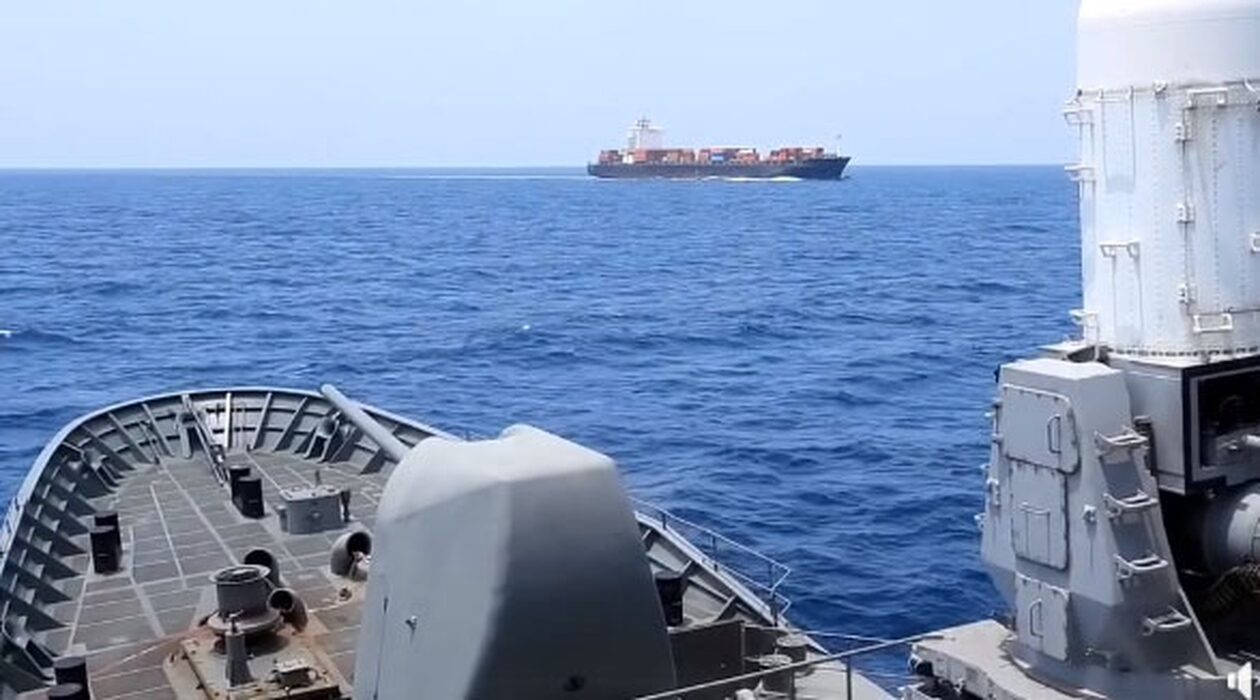 Φρεγάτα Ύδρα: Προστατεύει εμπορευματικό πλοίο στην Ερυθρά Θάλασσα – Βίντεο