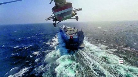 Ερυθρά Θάλασσα: Οι Χούθι εξαπέλυσαν πυραύλους εναντίον δεξαμενόπλοιου