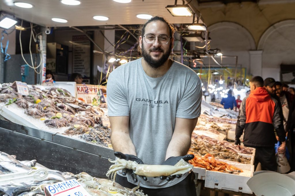 Ιχθυαγορά Βαρβακείου: Περάσαμε μια νύχτα με θαλασσινά και μασκαράδες