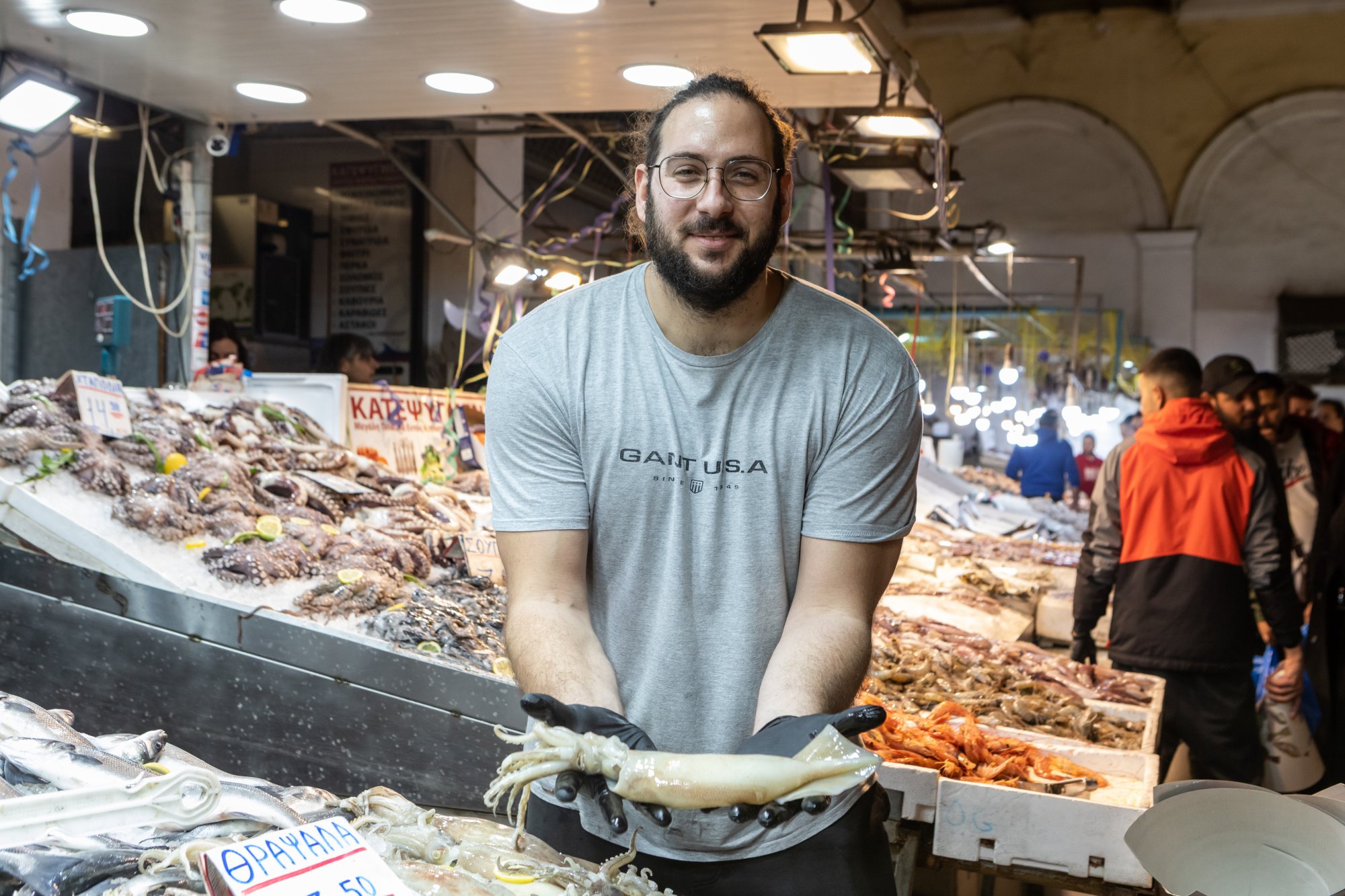 Ιχθυαγορά Βαρβακείου: Περάσαμε μια νύχτα με θαλασσινά και μασκαράδες