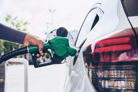 «Άλμα» τιμών σε βενζίνη και πετρέλαιο – Ξεπέρασε τα 2 ευρώ το λίτρο