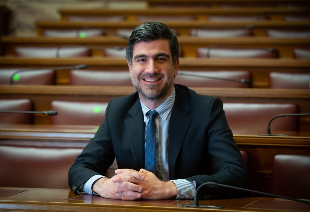 Γλαβίνας για Τέμπη: «Περιφρόνηση των θυμάτων η σημερινή απουσία του πρωθυπουργού»