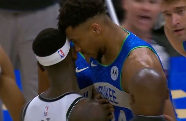 Γιάννης Αντετοκούνμπο: Ένταση μετά από φάουλ του Ντένις Σρέντερ