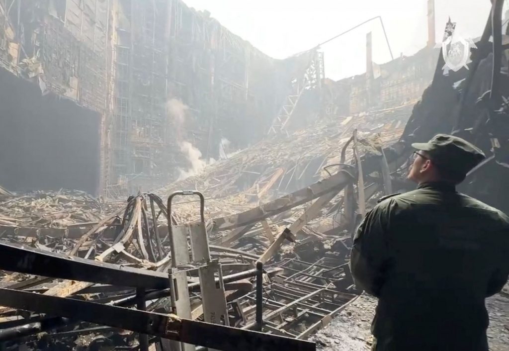 Μακελειό στη Μόσχα: Οι εκδοχές και οι υπόνοιες για το αιματοκύλισμα