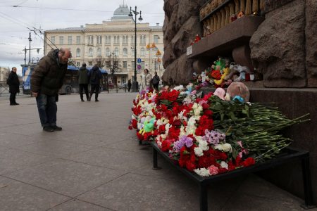 Ρωσία: Μεσίστιες σημαίες και λουλούδια μετά το μακελειό στο Crocus City Hall