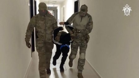 Μόσχα: Βίντεο των ρωσικών αρχών με τους υπόπτους να οδηγούνται σε ανάκριση