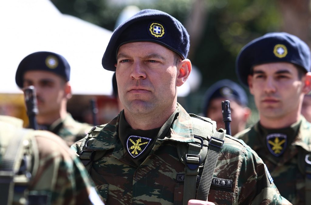 Στέφανος Κασσελάκης: Παρέλασε στη Θήβα για την 25η Μαρτίου – Εικόνες