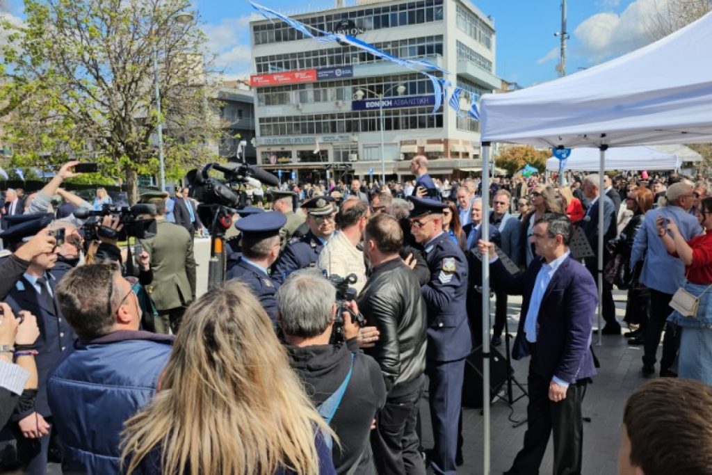 Τρίκαλα: Ενταση για τα Τέμπη κατά τη διάρκεια της παρέλασης