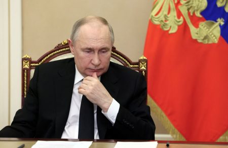 Πούτιν: Οι κυρώσεις των ΗΠΑ υπονομεύουν την εμπιστοσύνη στο δολάριο