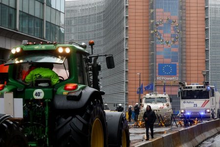 Βρυξέλλες: Στους δρόμους οι αγρότες για τρίτη φορά