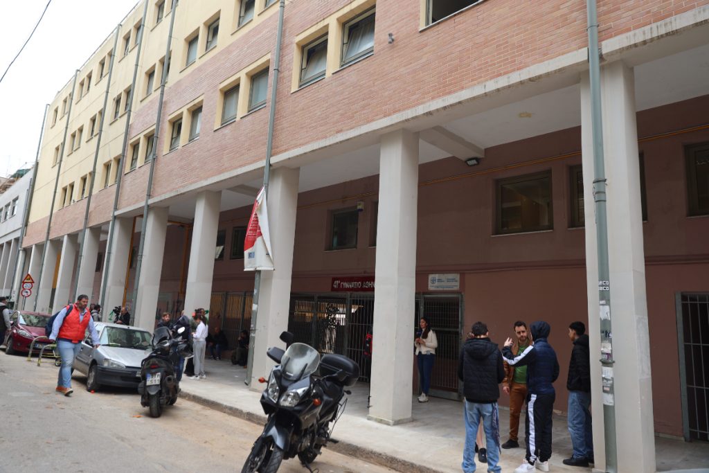 Πατήσια: Στον εισαγγελέα ο 19χρονος που τραυμάτισε μαθητή και διευθυντή