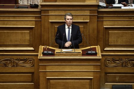 Βουλή – Χρυσοχοΐδης: Έωλη και προσχηματική η πρωτοβουλία της αντιπολίτευσης