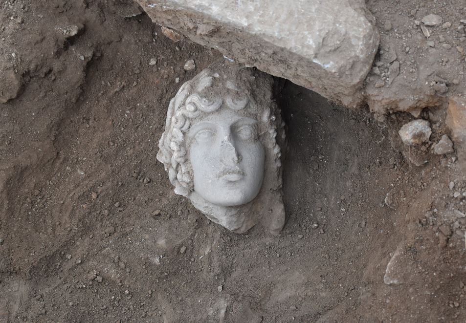 Φίλιπποι: Φοιτητές του ΑΠΘ ανακάλυψαν κεφαλή αγάλματος του Απόλλωνα