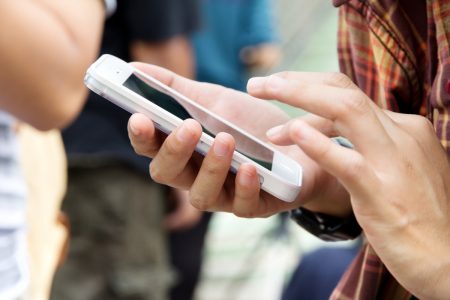 «Οι έφηβοι ζουν με τα κινητά τους, όχι μαζί μας» – Τι λένε γονείς και ειδικοί