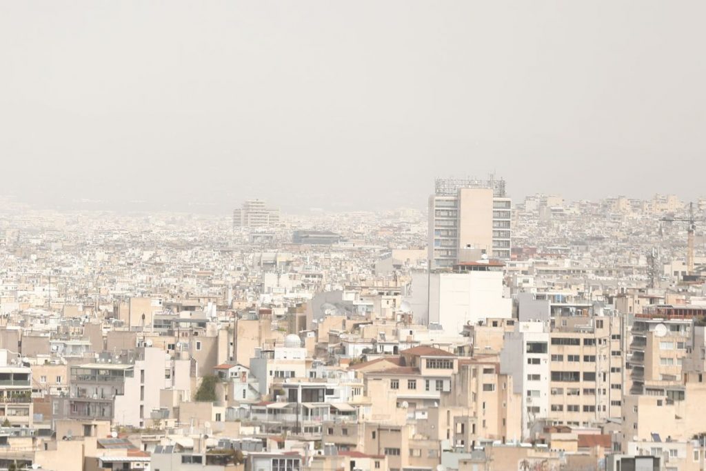 Αφρικανική σκόνη: Φεύγει για να ξανάρθει – Νέα 30άρια και ομίχλες θαλάσσης