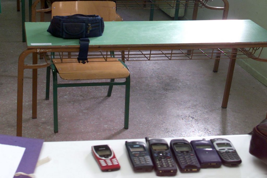 Κινητά στα σχολεία: Γιατί δεν είχαν απαγορευτεί έως τώρα
