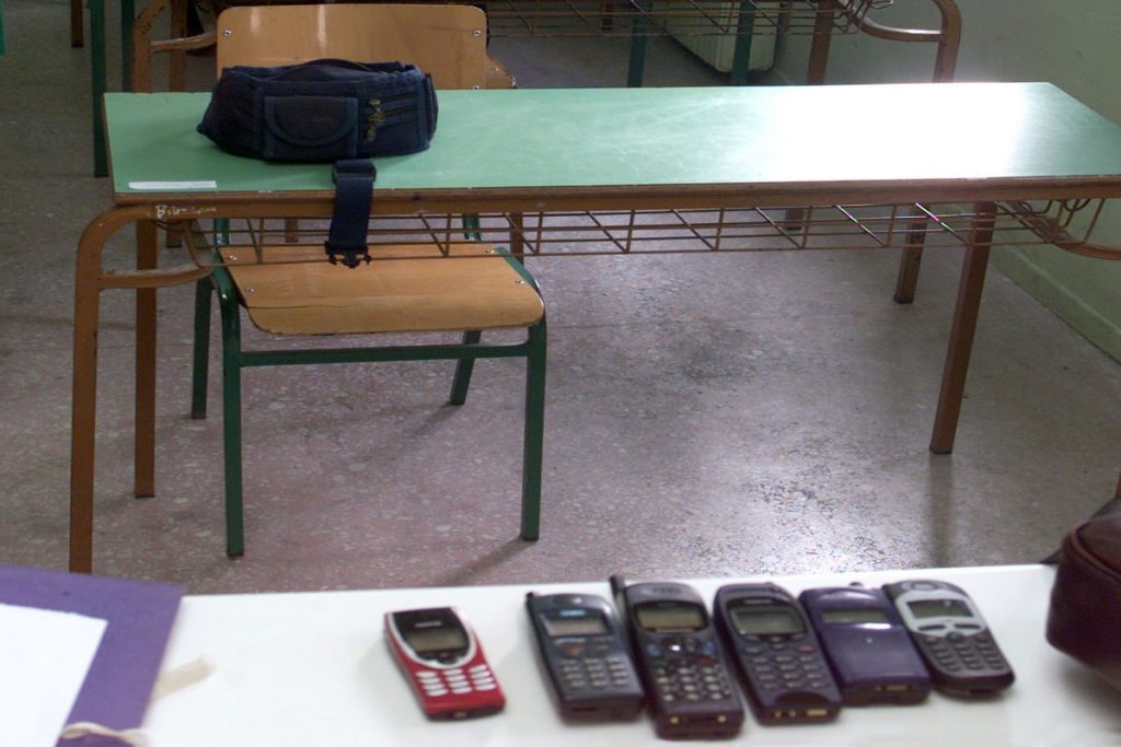 Κινητά στα σχολεία: Γιατί δεν είχαν απαγορευτεί έως τώρα
