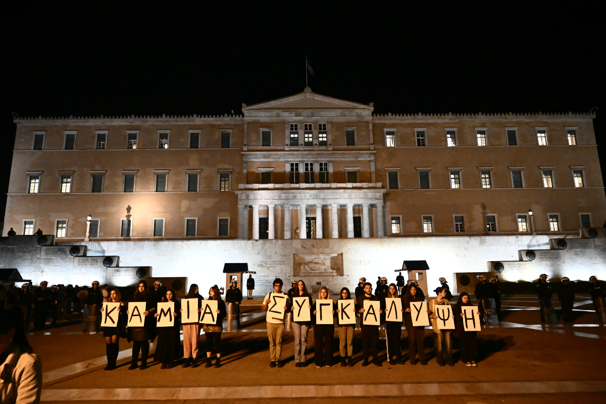 «Απαιτούμε δικαιοσύνη» – Συγκέντρωση στο Σύνταγμα για τα Τέμπη