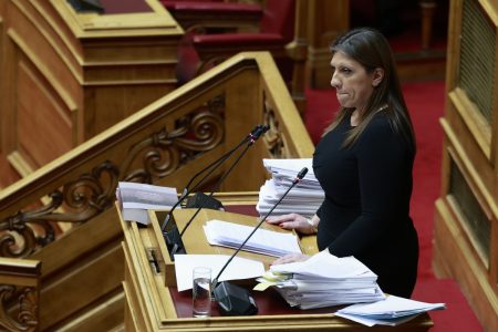 Πρόταση δυσπιστίας: Με καθυστέρηση και τεράστιο όγκο χαρτιών στο βήμα η Κωνσταντοπούλου