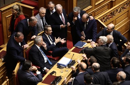 Βουλή: Σύγκρουση στη βαριά σκιά των παραιτήσεων – Κρίση στην κυβέρνηση
