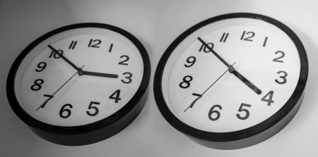 Αλλαγή ώρας από τα ξημερώματα της Κυριακής – Μια ώρα μπροστά τα ρολόγια