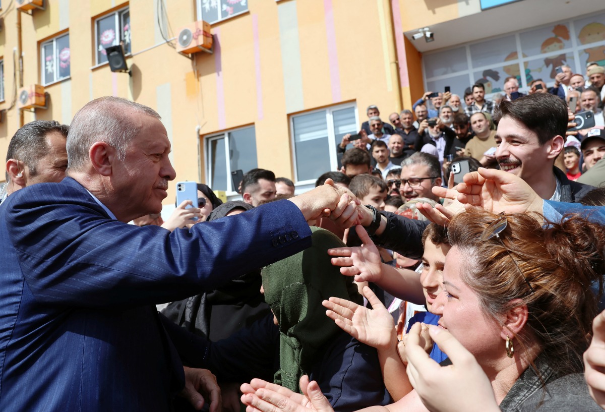 Τουρκία: Τα δώρα, τα αυτόγραφα και οι αγκαλιές – Το ΒΗΜΑ στο σχολείο όπου ψήφισε ο Ερντογάν