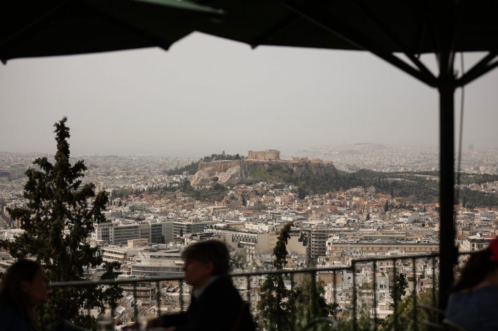 Η αφρικανική σκόνη σκέπασε την Αθήνα – Πότε υποχωρεί το φαινόμενο