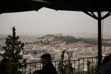 Η αφρικανική σκόνη σκέπασε την Αθήνα – Πότε υποχωρεί το φαινόμενο