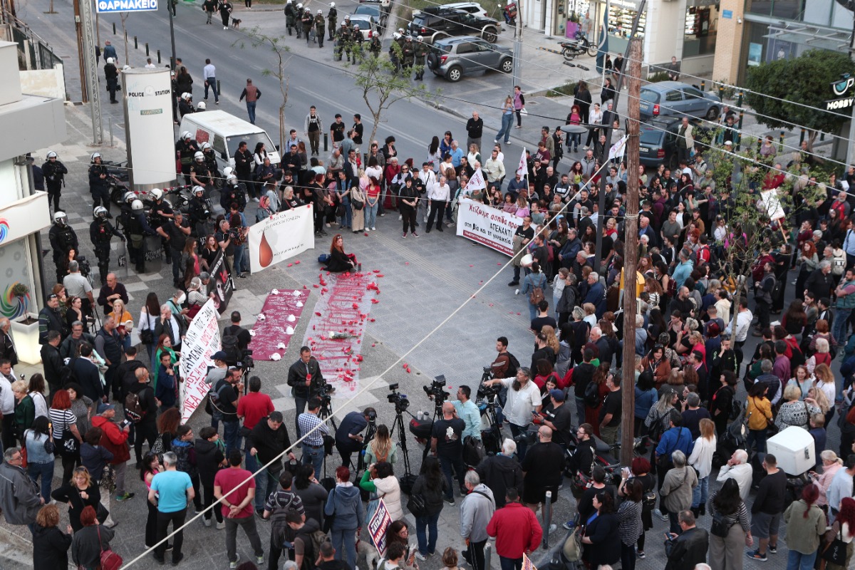 Γυναικοκτονία στους Αγίους Αναργύρους: Διαμαρτυρία έξω από το αστυνομικό τμήμα