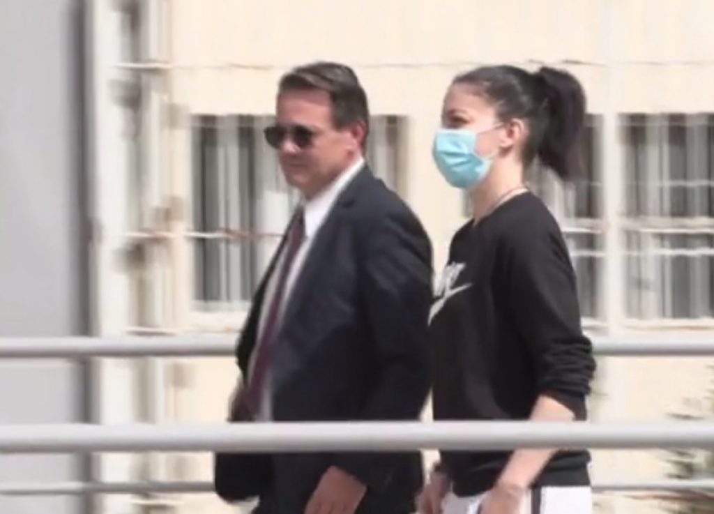 Κολωνός: Αποφυλακίστηκε η μητέρα της 12χρονης – Η συγκίνησή της