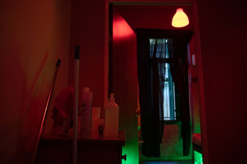 ΕΛ.ΑΣ: Έλεγχοι σε οίκους ανοχής σε Αθήνα και Καλλιθέα – 11 συλλήψεις