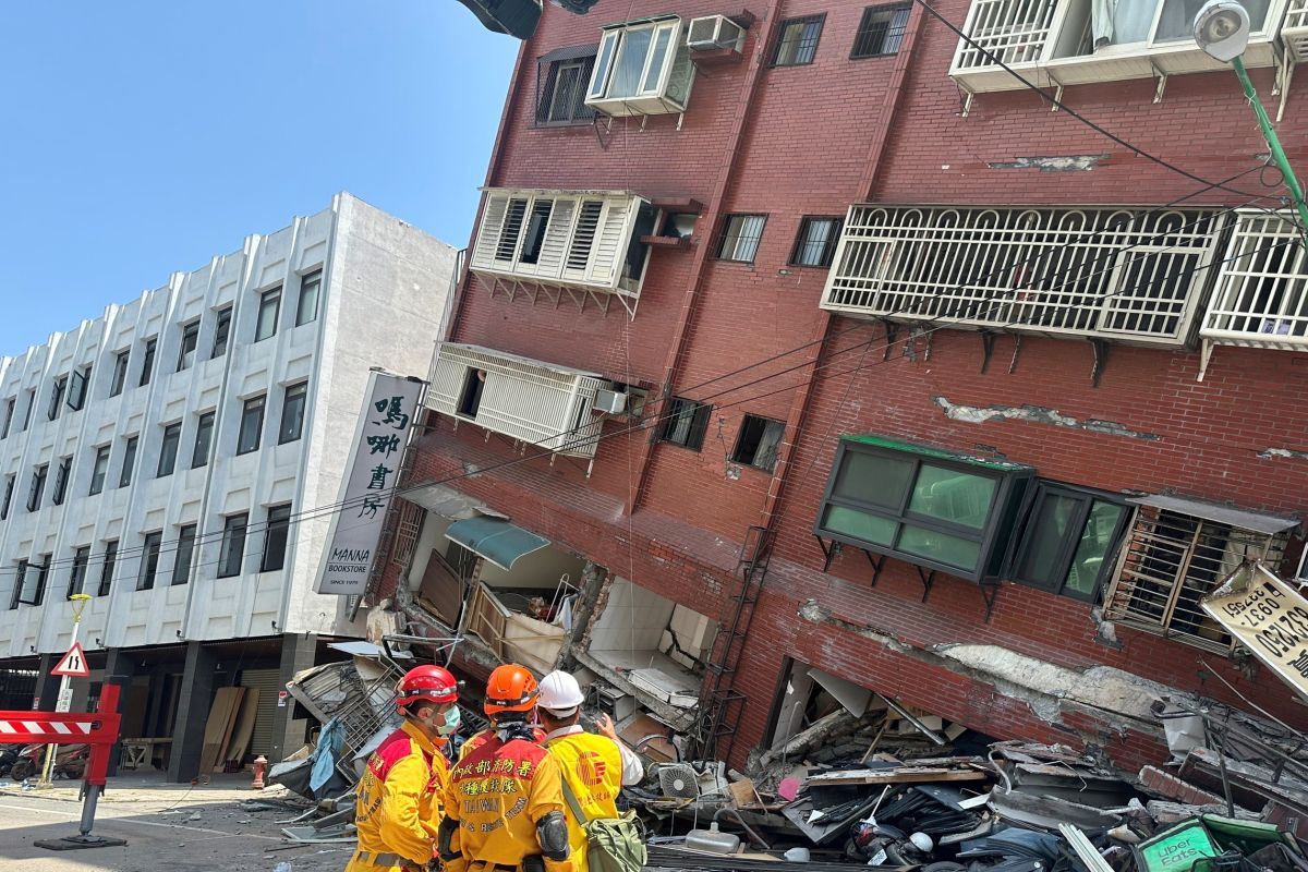 Σεισμός στην Ταϊβάν: Συγκλονίζουν τα βίντεο – Κτίρια γέρνουν, δρόμοι τρέμουν