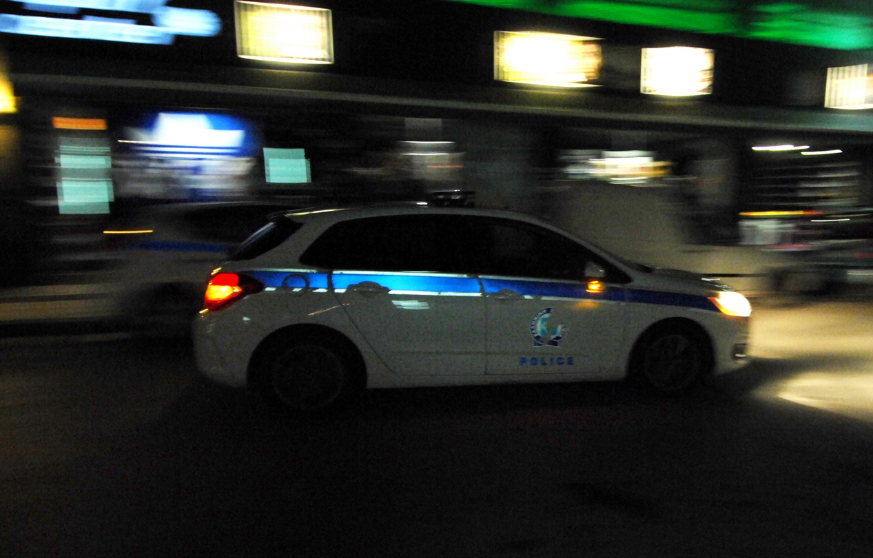 Καταστάσεις «αμέρικαν μπαρ» σε κλαμπ στο Μπουρνάζι – Έβγαλαν όπλα κατά αστυνομικών