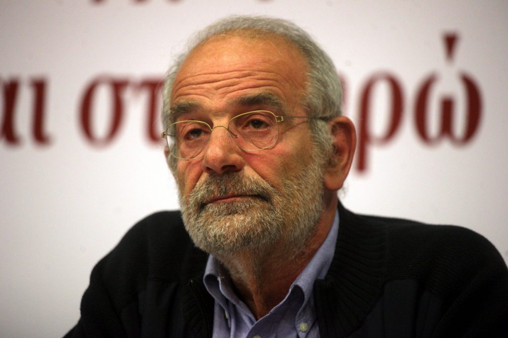Ο Αλέκος Αλαβάνος αυτοσυστήνεται στο ΒΗΜΑ: Υπάρχει συγγένεια αίματος μεταξύ ποίησης και Αριστεράς