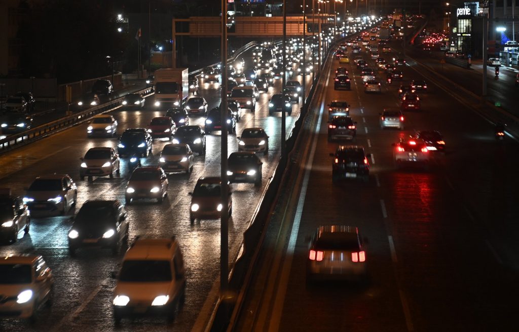 Κηφισός: Ανατροπή οχήματος – Δύο τραυματίες