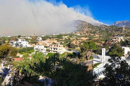 Ανεξέλεγκτη η φωτιά στην Ιεράπετρα: Ένας εγκαυματίας, κάηκαν σπίτια