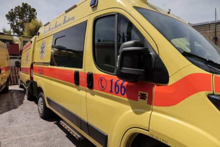 Τροχαίο στη Λεωφόρο Λαυρίου: Πούλμαν έπεσε πάνω σε κολώνα – Ένας τραυματίας