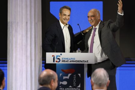 Συνέδριο ΝΔ – Μεϊμαράκης: Ολοι μαζί θα πάμε στις ευρωεκλογές. Στρατιώτες
