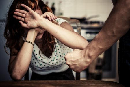 Αγρίνιο: Χτύπησε με τούβλο τη σύζυγό του στο κεφάλι