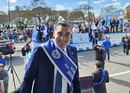 Γιάννης Κωνσταντάτος: Με την τιμή «Honorary Marshal» άνοιξε την παρέλαση στη Φιλαδέλφεια