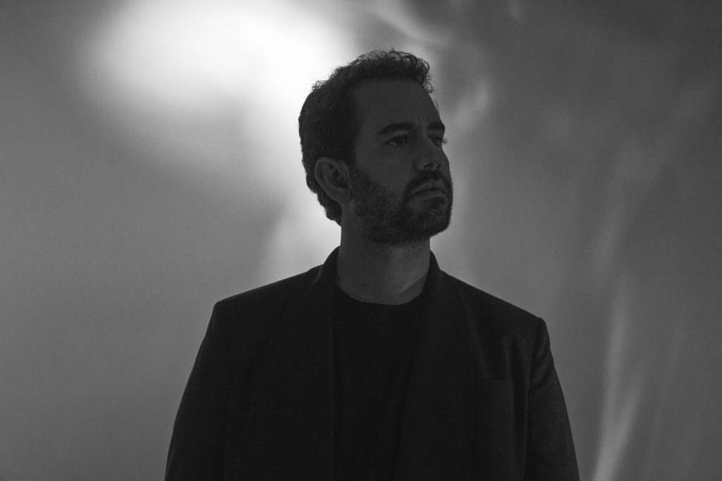 O Theodore στο Βήμα: «Κοιτάμε την τέχνη, αλλά δεν τη βλέπουμε»