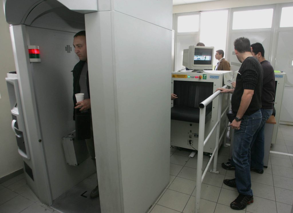 Διοικητικό Πρωτοδικείο Πειραιά: Δικηγόρος σε δίκη με όπλο στη ζώνη