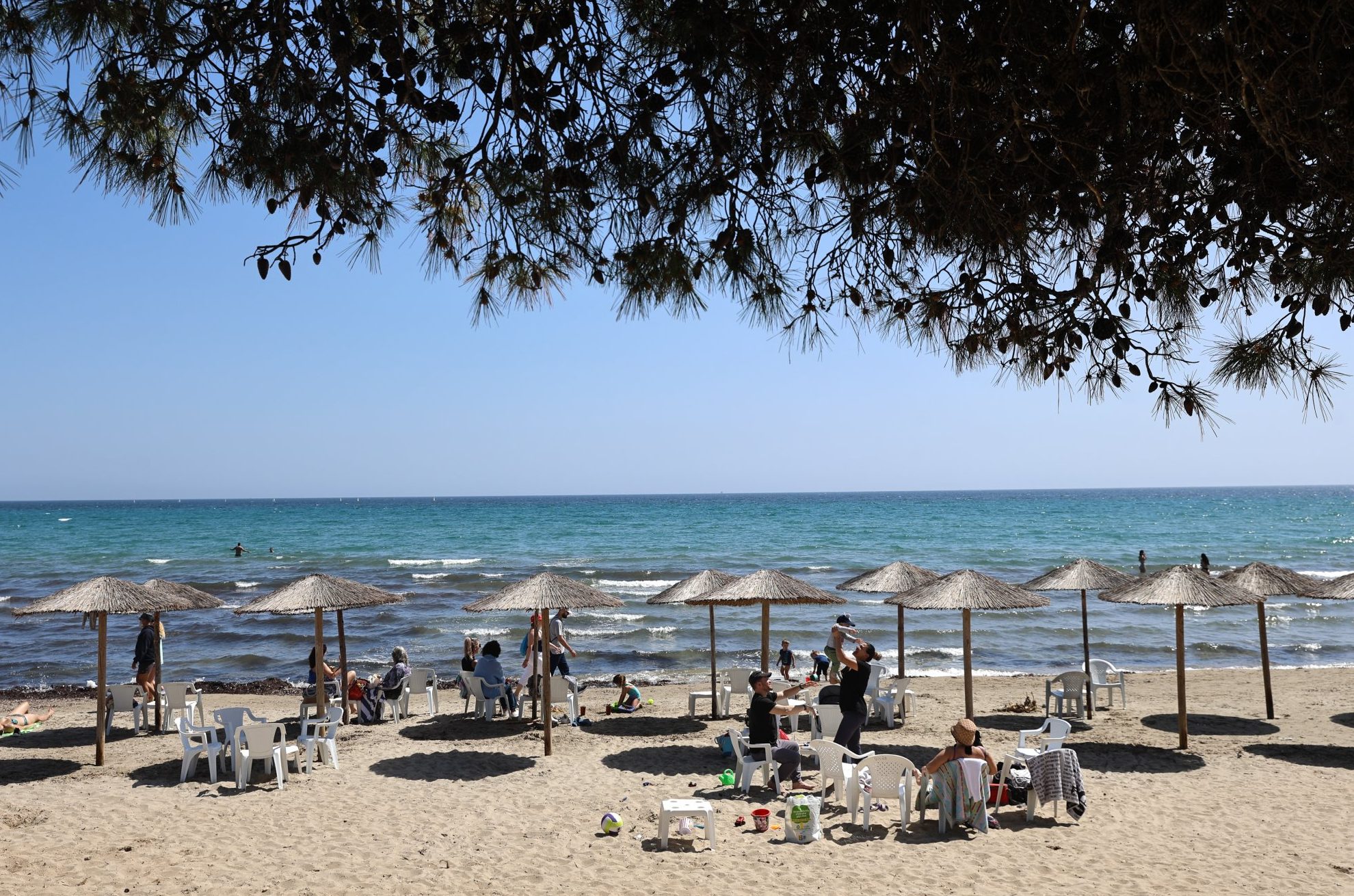 Καιρός: Μύρισε καλοκαίρι – Στις παραλίες ξεχύθηκαν οι Αθηναίοι